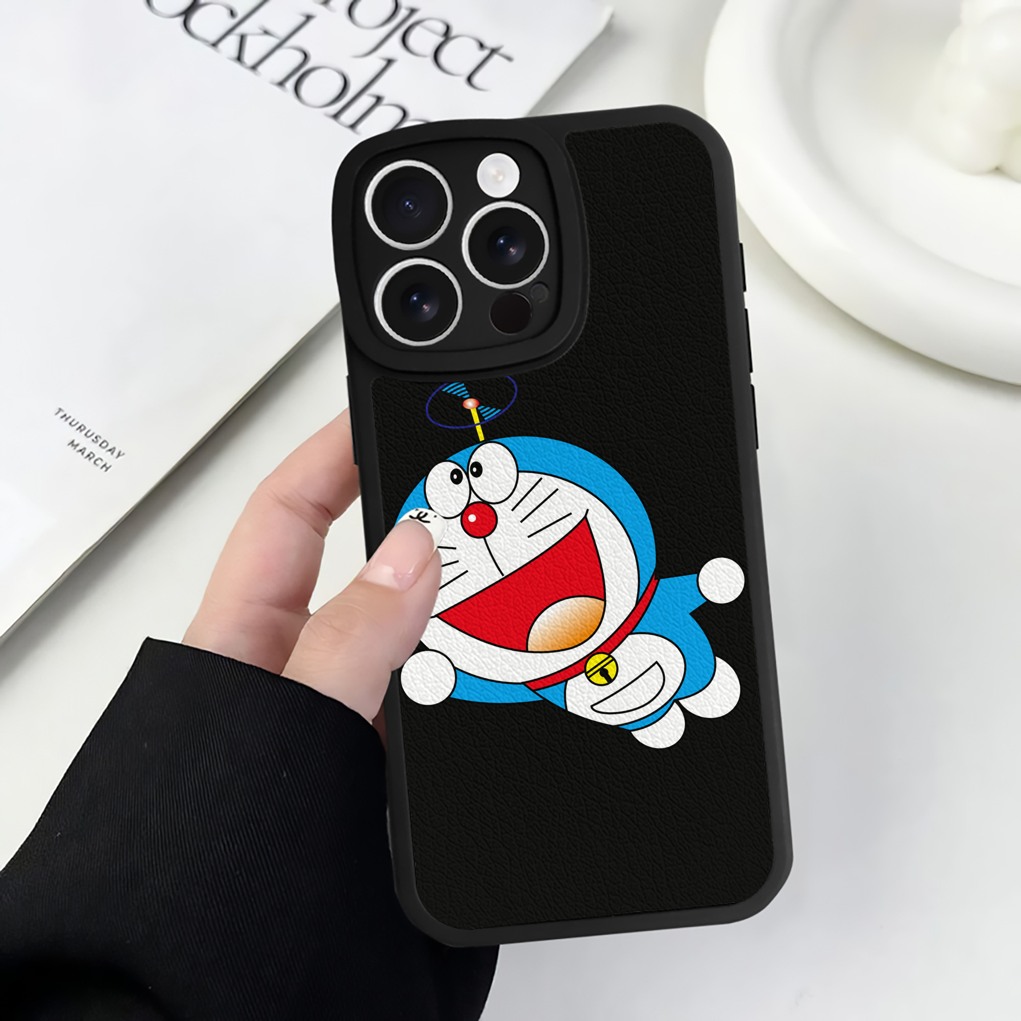 （画像用） ドラえもん Doraemon 【iPhone 16シリーズ対応】シリコンスマホケース（レザー調） 材質：シリコン